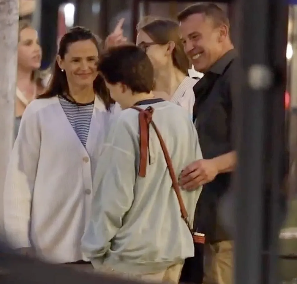 "Jennifer Garner é vista com o namorado, dissipando rumores de reconciliação com Ben Affleck" 2 Ben Affleck, Jennifer Garner, e os filhos Fin e Violet — Foto The Grosby Group