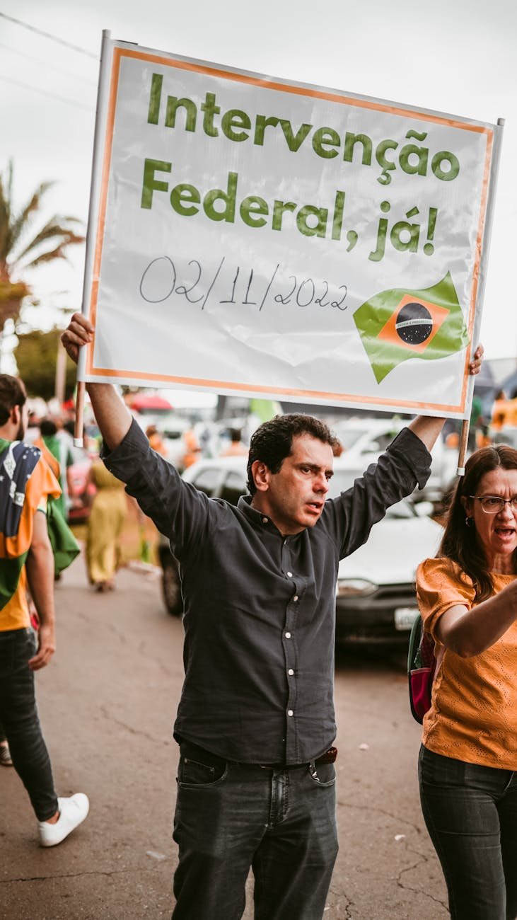 Flávio Bolsonaro critica Lula na Agrishow: governo liberou pouco dinheiro, diz senador