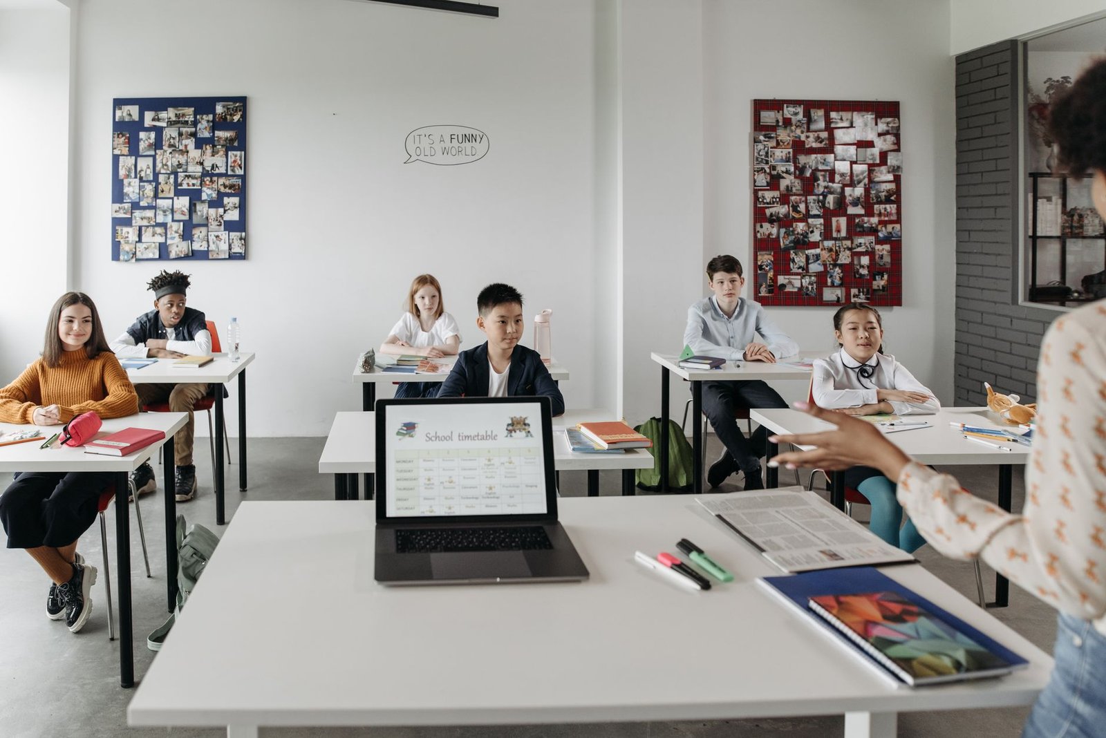 Estratégia Concursos é grátis? Descubra os conteúdos disponíveis sem custo 5 Diferenças entre conteúdos gratuitos e planos pagos - Estratégia Concursos é grátis? Entenda o que você pode acessar sem pagar