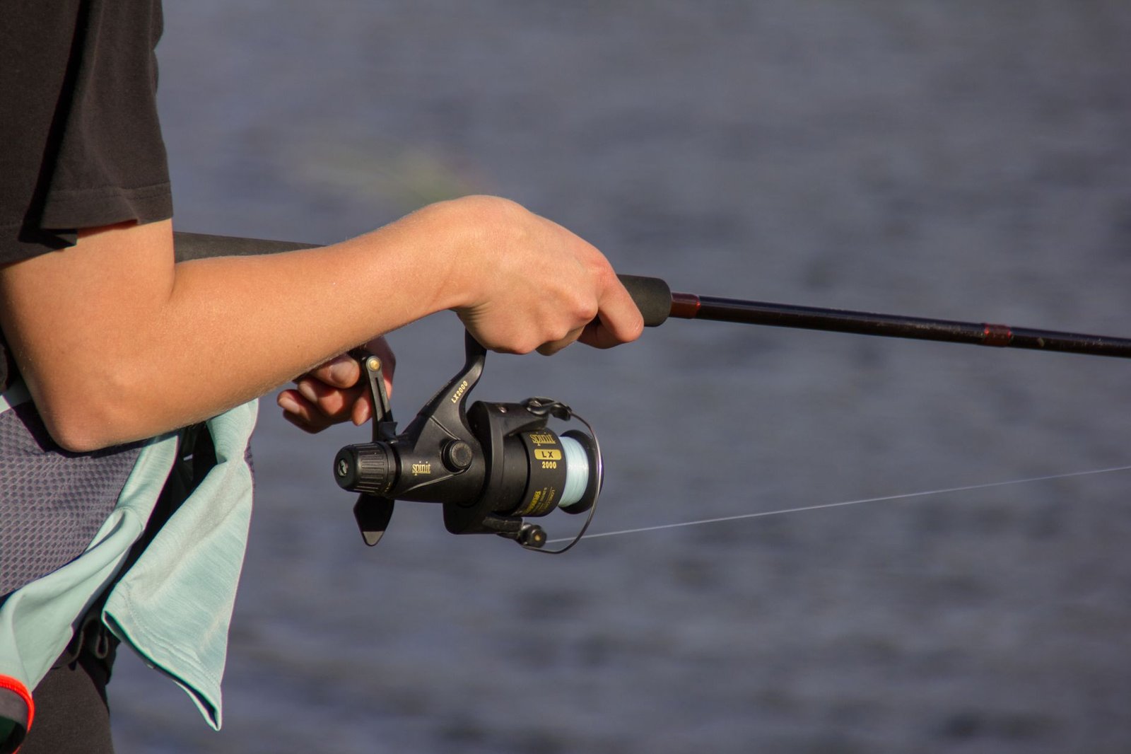 Como escolher a melhor vara para pesca esportiva: 5 dicas cruciais 6 Considere o tamanho e a ergonomia do cabo - Como escolher a melhor vara para pesca esportiva