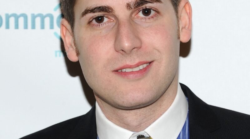 Quem é Eduardo Saverin, bilionário brasileiro que comprou participação no Liverpool