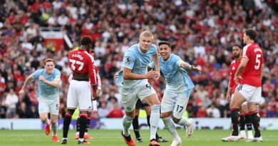 City supera expulsão de Foden e vence United em Old Trafford